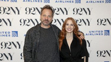 Los actores Peter Sarsgaard, izquierda, y Jessica Chastain posan tras bambalinas antes de una charla sobre la película Memory, en The 92nd Street NY, el viernes 15 de diciembre de 2023, en Nueva York. (Foto Andy Kropa/Invision/AP)