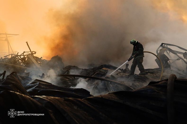 En esta imagen proporcionada por el Servicio Ucraniano de Emergencias, un bombero apaga un fuego tras un ataque de misil ruso en la región de Dnipropetrovsk, Ucrania, el martes 4 de agosto de 2026. (Servicio Ucraniano de Emergencias via AP)