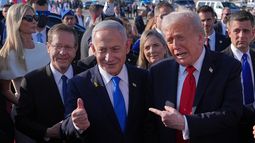 El presidente de Estados Unidos Donald Trump junto al primer ministro israelí Benjamin Netanyahu en el Aeropuerto Internacional Ben Gurion, el lunes 13 de octubre de 2025, cerca de Tel Aviv, Israel. (AP Foto/Evan Vucci)