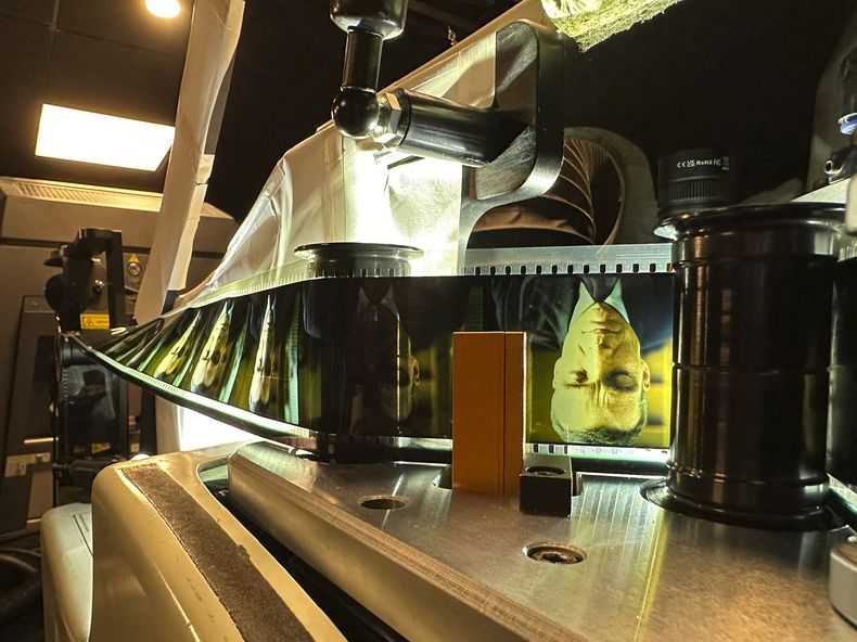 En esta imagen proporcionada por Universal Pictures filme de la película Oppenheimer en un proyector IMAX. (David Keighley/Universal Pictures vía AP)