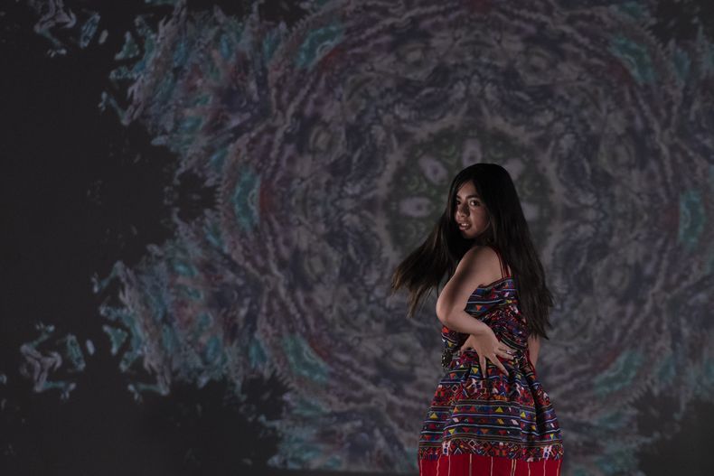 Una modelo luce prendas durante un desfile de modas con textiles guatemaltecos, el viernes 12 de mayo de 2023, en Brownsville, Texas. Elena de León, una diseñadora nacida en Guatemala, combinó técnicas indígenas de tejido, diseño moderno de ropa y colorida historia de su país natal en esa exhibición, la cual ofreció una muestra no sólo de su visión artística, sino un trabajo de madres guatemaltecas, incluidas algunas que viven en Estados Unidos y otras que se quedaron en su país para apoyar a sus familias. (AP Foto/Julio Cortez)