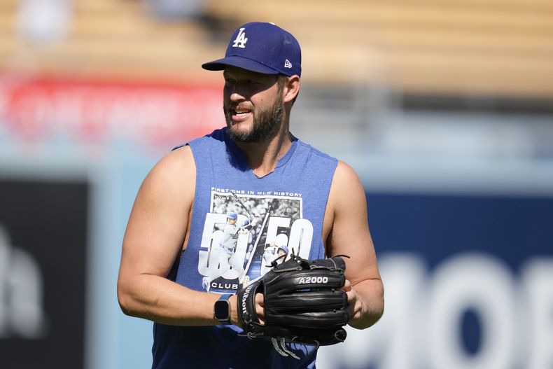 El lanzador de los Dodgers de Los Ángeles, Clayton Kershaw, calienta antes del Juego 2 de una Serie Divisional de la Liga Nacional de béisbol contra los Padres de San Diego, el domingo 6 de octubre de 2024, en Los Ángeles. (AP Foto/Ashley Landis)