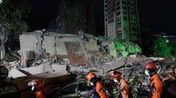 Trabajadores de rescate buscan entre los escombros de un edificio derruido tras un sismo, el jueves 25 de junio de 2026, en Caracas, Venezuela. (AP Foto/Ariana Cubillos) Trabajadores de rescate buscan entre los escombros de un edificio derruido tras un sismo, el jueves 25 de junio de 2026, en Caracas, Venezuela. (AP Foto/Ariana Cubillos)