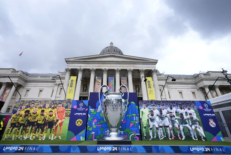 Una réplica gigante del Trofeo de la Liga de Campeones se encuentra frente a la Galería Nacional en la inauguración del Festival de Campeones en Trafalgar Square en Londres, el jueves 30 de mayo de 2024. La final de la Liga de Campeones entre Dortmund y Real Madrid tendrá lugar en el estadio de Wembley, el sábado 1 de junio. (Foto AP/Kirsty Wigglesworth)
