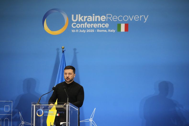 El presidente de Ucrania Volodymyr Zelenskyy habla con reporteros durante la Conferencia por la Recuperación de Ucrania, el jueves 10 de julio de 2025, en Roma. (AP Foto/Gregorio Borgia)