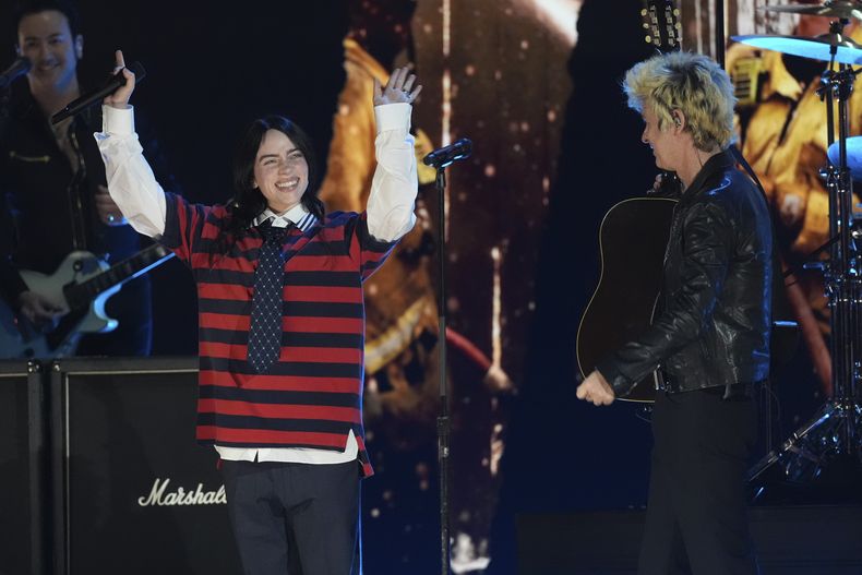 Billie Eilish, izquierda, actúa con Billie Joe Armstrong de Green Day durante el concierto benéfico FireAid el jueves 30 de enero de 2025 en The Forum en Inglewood, California. (Foto AP/Chris Pizzello)