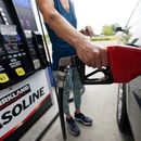 ARCHIVO - Un cliente se prepara para repostar en un Costco de Ridgeland, Mississippi, el martes 24 de mayo de 2022. (AP Foto/Rogelio V. Solis, Archivo) ARCHIVO - Un cliente se prepara para repostar en un Costco de Ridgeland, Mississippi, el martes 24 de mayo de 2022. (AP Foto/Rogelio V. Solis, Archivo)