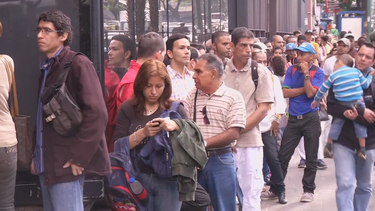 largas filas en bancos venezolanos en el primer dia del canje de billetes