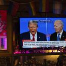 El presidente Joe Biden (derecha) y el candidato republicano a la presidencia, el expresidente Donald Trump en una televisión durante el debate presidencial, el jueves 27 de junio de 2024, en Cincinnati. (AP Foto/Carolyn Kaster)