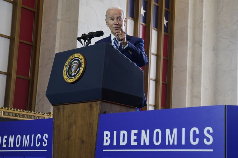 ARCHIVO - El presidente Joe Biden habla sobre la economía, 28 de junio de 2023, en el Viejo Correo en Chicago. (AP Foto/Evan Vucci, File)
