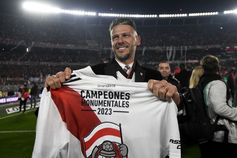 Martín Demichelis, entrenador de River Plate, festeja la conquista del título de la liga argentina con un triunfo ante Estudiantes, el sábad 15 de julio de 2023 (AP Foto/Gustavo Garello)