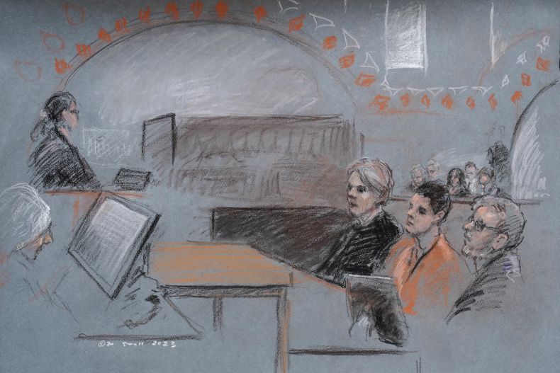 En este dibujo de la corte, el aviador de primera clase Jack Teixeira, de 21 años, se presenta ante un tribunal en Boston el 19 de abril de 2023, acusado de filtrar documentos militares secretos en un foro público en internet. (Margaret Small vía AP, archivo)