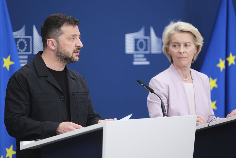 La presidenta de la Comisión Europea, Ursula von der Leyen, derecha, y el presidente de Ucrania, Volodymyr Zelenskyy, participan en una conferencia de prensa en la sede de la UE en Bruselas, Bélgica, el domingo 17 de agosto de 2025. (AP Foto)