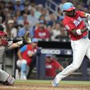 El cubano Jorge Soler de los Marlins de Miami pega un elevado de sacrificio que llevó a la anotación de Dane Myers en la cuarta entrada del juego ante los Filis de Filadelfia el sábado 8 de julio del 2023. (AP Foto/Lynne Sladky)