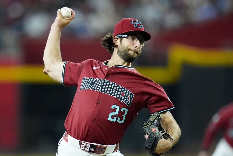 El lanzador abridor de los Diamondbacks de Arizona Zac Gallen hace un lanzamiento ante los Cardenales de San Luis, durante la primera entrada del juego de béisbol, el domingo 14 de abril de 2024, en Phoenix. (AP Foto/Ross D. Franklin)