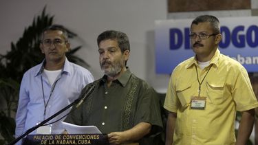 americateve | Marco Le&oacute;n Calarc&aacute;, integrante de la delegaci&oacute;n de las Fuerzas Armadas Revolucionarias de Colombia, compa&ntilde;ado de Yuri Camargo (derecha) y Rub&eacute;n Zamora, hablan a la prensa en La Habana en el marco de las conversaciones de