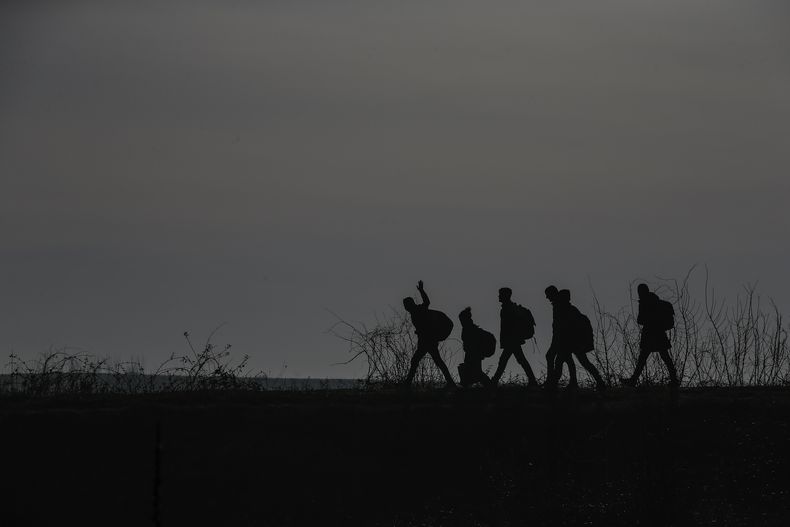ARCHIVO - Migrantes caminan para entrar en Grecia desde Turquía cruzando el río Maritsa, río Evros en griego, cerca de la garita fronteriza de Pazarkule en Edirne, Turquía, 1 de marzo de 2020. (AP foto/Emrah Gurel, archivo)