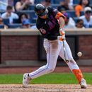 Tyrone Taylor, de los Mets de Nueva York, conecta un jonrón de tres carreras durante la sexta entrada de un partido de béisbol contra los Dodgers de Los Ángeles, el domingo 26 de julio de 2026, en Nueva York. (Foto AP/Yuki Iwamura)