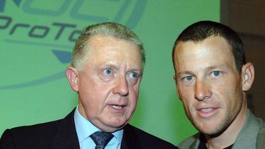americateve | El presidente de la Uni&oacute;n Ciclista Internacional, Hein Verbruggen, izquierda, posa con el ciclista Lance Armstrong en una imagen del 5 de marzo de 2005 en Par&iacute;s. (AP Photo/Christophe Ena, File)