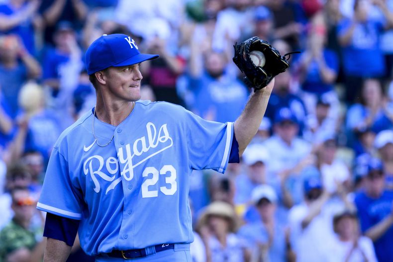El abridor de los Reales de Kansas City Zack Greinke recibe una ovación de pie al salir en la sexta entrada en el último duelo de la temporada de los Reales ante los Yanquis de Nueva York el domingo primero de octubre del 2023. (AP Foto/Reed Hoffmann)