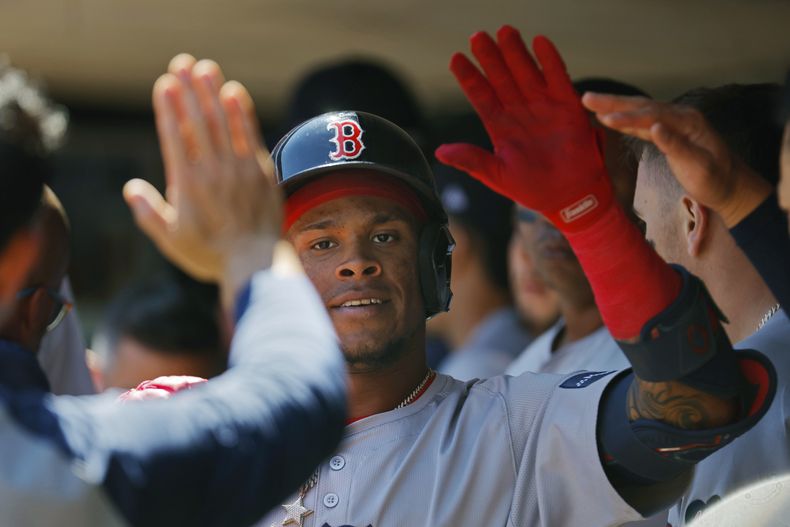 Ceddanne Rafaela de los Medias Rojas de Boston celebra su jonrón de dos carreras en la quinta entrada ante los Mellizos de Minnesota el domingo 5 de mayo del 2024. (AP Foto/Bruce Kluckhohn)