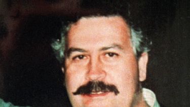 americateve | ARCHIVO - En esta foto de archivo de diciembre de 1991, aparece el narcotraficante Pablo Escobar fotografiado en un lugar no identificado. Escobar fue asesinado por la polic&iacute;a el 2 de diciembre de 1993 en la ciudad de Medell&iacute;n, en la regi&oa
