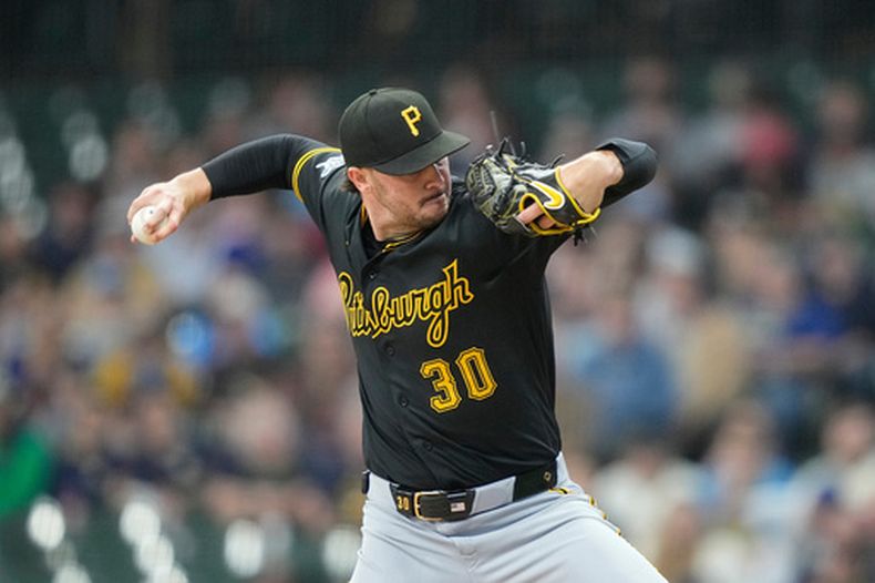 El lanzador de los Piratas de Pittsburgh, Paul Skenes, lanza durante la primera entrada de un partido de béisbol contra los Cerveceros de Milwaukee, el viernes 24 de abril de 2026, en Milwaukee. (AP Foto/Kayla Wolf)