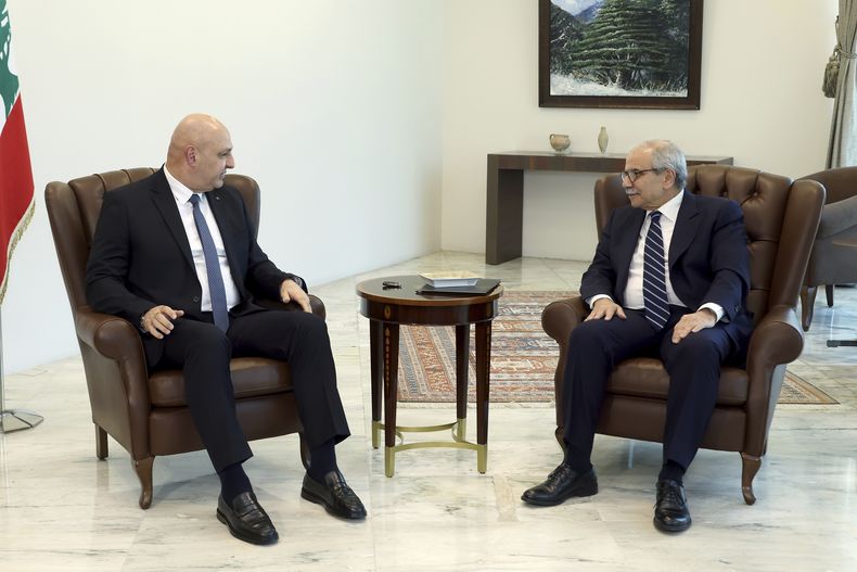Foto difundida por el Departamento de Prensa de la Presidencia libanesa que muestra al presidente libanés Joseph Aoun (izq) con el primer ministro libanés Nawaf Salam (der) en el palacio presidencial de Baabda, al este de Beirut, Líbano, el 5 de agosto del 2025. (Departamento de Prensa de la Presidencia libanesa via AP)