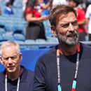 El exentrenador del Liverpool Jurgen Klopp mira al terreno de juego antes del partido de cuartos de final de la Copa del Mundo que enfrentó a Francia y Marruecos en Foxborough, Massachusetts, cerca de Boston, el 9 de julio de 2026. (AP Foto/Martin Meissner)