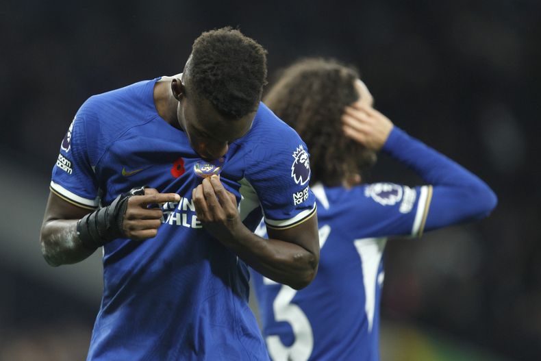 Nicolas Jackson del Chelsea celebra tras anotar el cuarto gol de su equipo en el encuentro ante el Tottenham en la Liga Premier el lunes 6 de noviembre del 2023. (AP Foto/David Cliff)