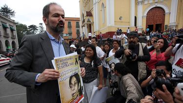 El periodista y escritor mexicano Juan Villoro participa en una protesta para exigir justicia en el caso de Regina Martínez, una periodista asesinada en 2012, y el cese de los ataques más recientes contra la prensa en Veracruz, México, el 28 de abril de 2013. (Foto AP /Félix Márquez)