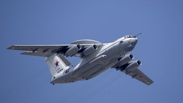 ARCHIVO - Un avión ruso Beriev A-50 de control y alerta temprana vuela sobre la Plaza Roja durante un ensayo del desfile del Día de la Victoria en Moscú, Rusia, el 7 de mayo de 2019. (AP Foto/Alexander Zemlianichenko, Pool, Archivo)