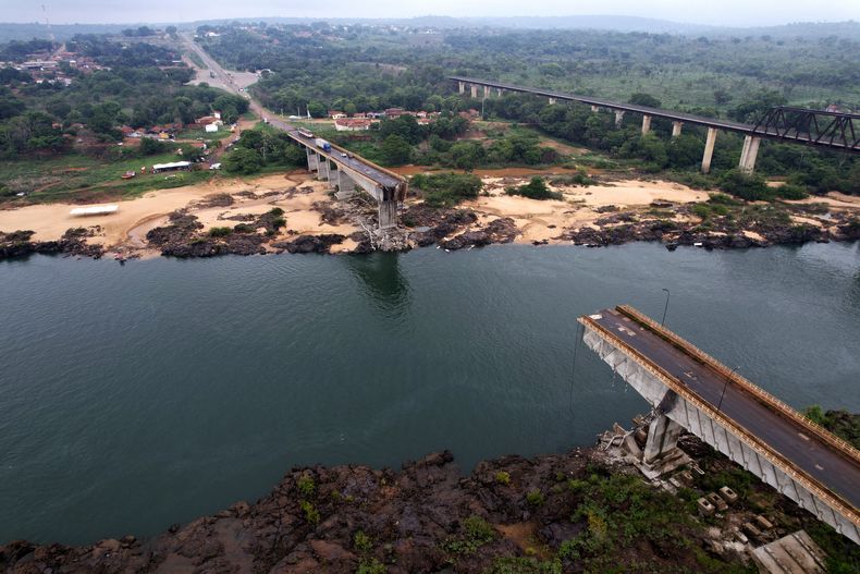 El puente Juscelino Kubitschek, derrumbado sobre el río Tocantins en Estreito, estado de Maranhao, Brasil, el martes 24 de diciembre de 2024. (AP Foto/Marinho Drones)