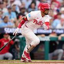 Luis Arraez, de los Filis de Filadelfia, completa su swing tras conectar un doblete productor contra el lanzador de los Nacionales de Washington, Zack Littell, durante la tercera entrada de un partido de béisbol el martes 4 de agosto de 2026, en Filadelfia. (Foto AP/Matt Slocum)