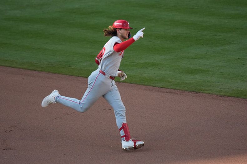 Alec Bohm de los Filis de Filadelfia celebra tras conectar un jonrón ante los Bravos de Atlanta en el décimo inning del segundo partido de la serie divisional de la Liga Nacional, el miércoles 30 de septiembre de 2026, en Atlanta. (AP Foto/Mike Stewart)