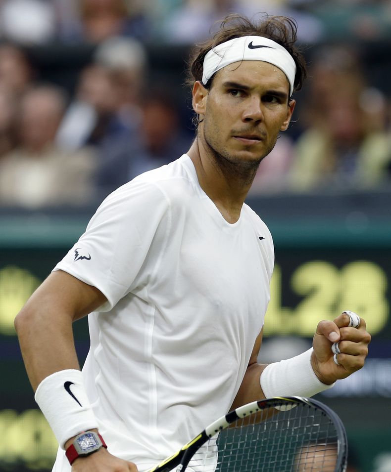 Rafael Nadal durante su encuentro con Mijail Kukushkiin en Wimbledon el 28 de junio del 2014. El espa&ntilde;ol se someti&oacute; a una apendectom&iacute;a que transcurri&oacute; sin problemas el 3 de noviembre. (AP Photo/Ben Curtis, File)