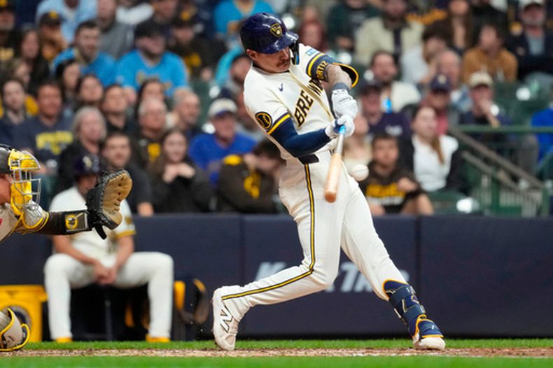 Joey Ortiz, de los Cerveceros de Milwaukee, pega un elevado de sacrificio en el juego del martes 12 de mayo de 2026, ante los Padres de San Diego (AP Foto/Aaron Gash)