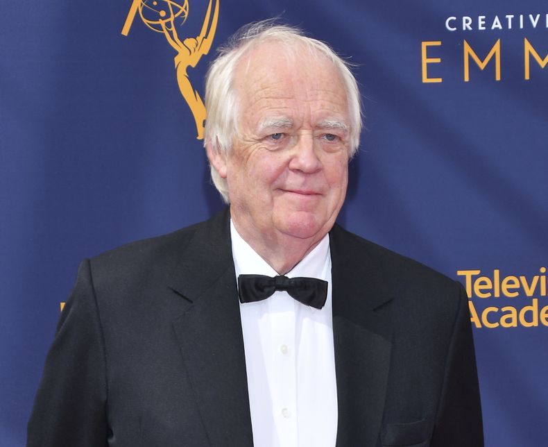 ARCHIVO - Tim Rice llega a los Premios Emmy de Artes Creativas 2018 de la Academia de Televisión en Los Ángeles el 9 de septiembre de 2018. Rice será honrado en el Salón de la Fama de los Compositores el jueves. Rice, quien ya se encuentra en el salón, será homenajeada con el Premio Johnny Mercer, el máximo galardón que otorga el evento. (Foto Vince Bucci/Invision/AP, archivo