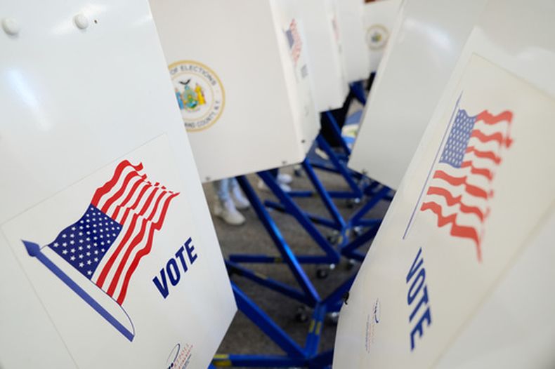 Votantes llenan sus papeletas en un centro de votación anticipada, el lunes 26 de octubre de 2026, en Haverstraw, Nueva York. (AP Foto/Seth Wenig)