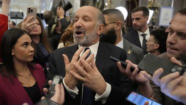 El secretario de Comercio, Howard Lutnick, habla con reporteros después del discurso del presidente Donald Trump ante una sesión conjunta del Congreso en el Capitolio, en Washington, el martes 4 de marzo de 2025. (AP Foto/Ben Curtis)