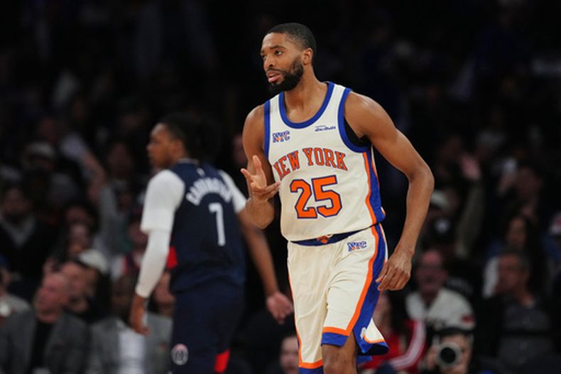 Mikal Bridges (25), de los Knicks de Nueva York, celebra después de encestar un triple durante la segunda mitad del juego de baloncesto de la NBA contra los Wizards de Washington el domingo 22 de marzo de 2026, en Nueva York. (AP Foto/Frank Franklin II)