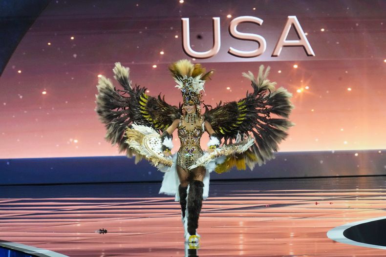 Miss Estados Unidos Audrey Eckert participa en el concurso de trajes nacionales del certamen de belleza Miss Universo en la provincia de Nonthaburi, Tailandia, el miércoles 19 de noviembre de 2025. (Foto AP/Sakchai Lalit)