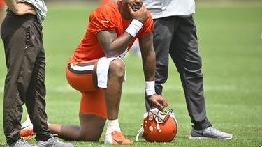 Fuente AP: Browns entrenan quarterbacks a espera de Watson