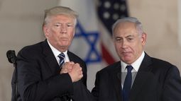 ARCHIVO – El presidente Donald Trump y el primer ministro israelí Benjamin Netanyahu se saludan en el Museo de Israel en Jerusalén, el 23 de mayo de 2017. (AP Foto/Sebastian Scheiner, Archivo)