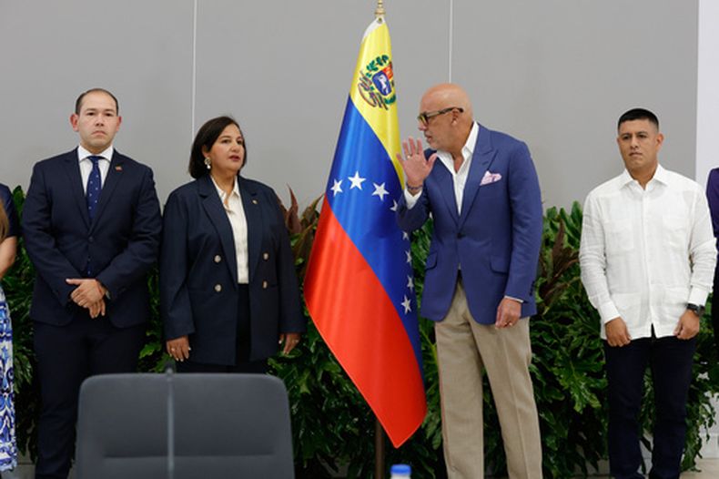 Marco Quiñones, líder del partido Voluntad Popular, desde la izquierda; la expresidenta de la Asamblea Nacional de la oposición, Dinorah Figuera; el presidente de la Asamblea Nacional, Jorge Rodríguez, y el vicepresidente de la Asamblea Nacional, Pedro Infante, posan para una foto durante la inauguración de una nueva ronda de conversaciones políticas en Caracas, Venezuela, el jueves 6 de agosto de 2026. (Foto AP/Pedro Mattey)