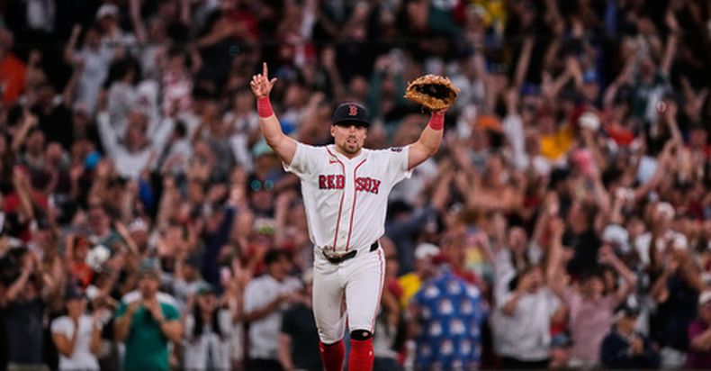 Caleb Durbin, de los Medias Rojas de Boston, celebra después de la victora de su equipo sobre los Orioles de Baltimore en el juego de béisbol de Grandes Ligas, el lunes 20 de julio de 2026, en Boston. (AP Foto/Charles Krupa)