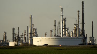 ARCHIVO - Un vehículo pasa junto a la refinería CHS el 28 de septiembre de 2024, en McPherson, Kansas. (AP Foto/Charlie Riedel, archivo)