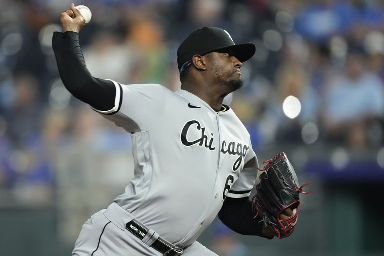ARCHIVO - El relevista de los Medias Blancas de Chicago, Gregory Santos, lanza durante la octava entrada de un juego de béisbol contra los Reales de Kansas City, el miércoles 6 de septiembre de 2023, en Kansas City, Missouri. Los Medias Blancas de Chicago canjearon al relevista Gregory Santos a los Marineros de Seattle el sábado 3 de febrero de 2024 por dos jugadores de ligas menores y una selección de draft. (AP Foto/Charlie Riedel, Archivo)