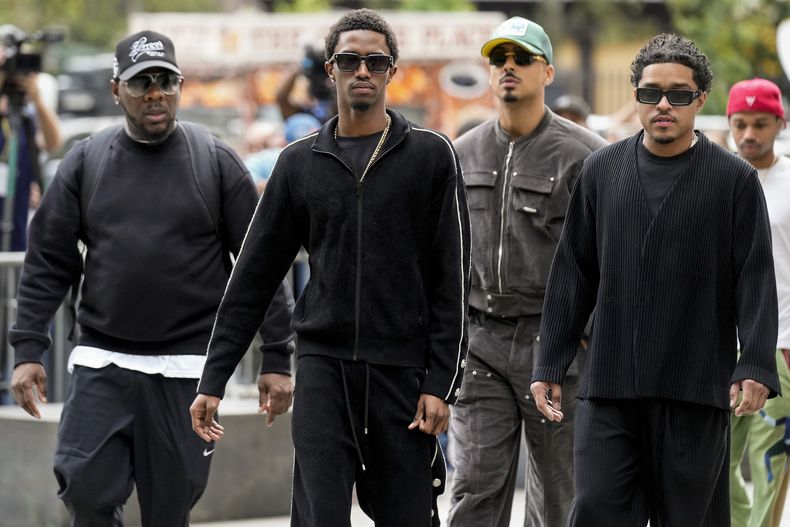 De derecha a izquierda, Justin Dior Combs, Quincy Brown y King Combs llegan al tribunal federal de Manhattan, el martes 17 de septiembre de 2024, en Nueva York. (Foto AP/Seth Wenig)