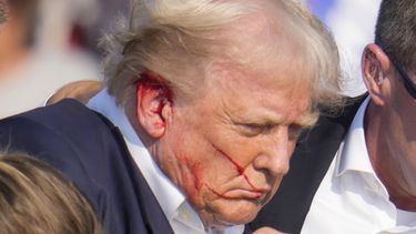 El expresidente Donald Trump, virtual candidato republicano a la presidencia de Estados Unidos, es rodeado por agentes del Servicio Secreto mientras le ayudan a bajar del escenario en un acto de campaña en Butler, Pensilvania, el sábado 13 de julio de 2024. (AP Foto/Gene J. Puskar)